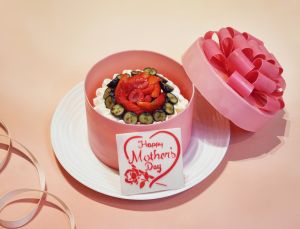 Singapore Marriott Tang Plaza Hotel Mother’s Day Special: Berry Vanilla Gift Cake (Pre-order till 10 May 2026)